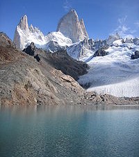 Cumbres nevadas del cerro Fitz Roy, a cuyos pies hay un lago de montaña