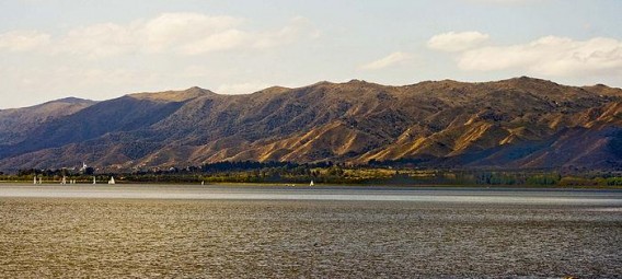 Relieve en Córdoba Se observa un atardecer en un lago al pie de una sierra cordobesa