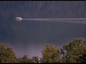Catamarán turístico surca un lago del sur argentino