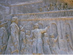 Relieve de piedra que representa el Congreso de Tucumán