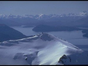 Lago de Río Negro, visto desde la altura y rodeado de sierras cubiertas de nieve