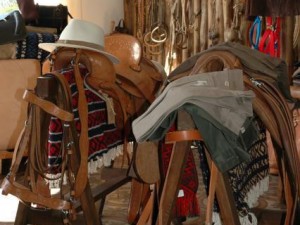 Recado de equitación completo sobre un caballete