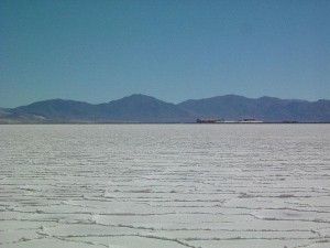 Salina en Santiago del Estero; al fondo se ven las sierras