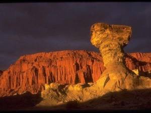 Rocas y cerros del Parque Provincial Ischigualasto o Valle de la Luna, por la noche