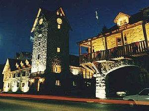Centro Cívico Bariloche. Edificio de la municipalidad con torre del reloj y edificio de correos